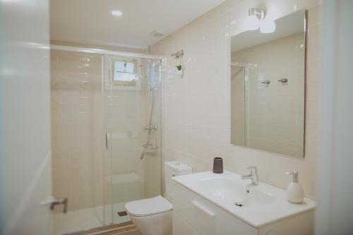 Kúpeľňa v ubytovaní Bonito apartamento con piscina.