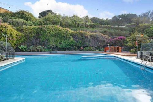 ein großer Pool mit blauem Wasser in der Unterkunft Paradise Studio Belair WiFi, piscina, parking in Puerto de la Cruz