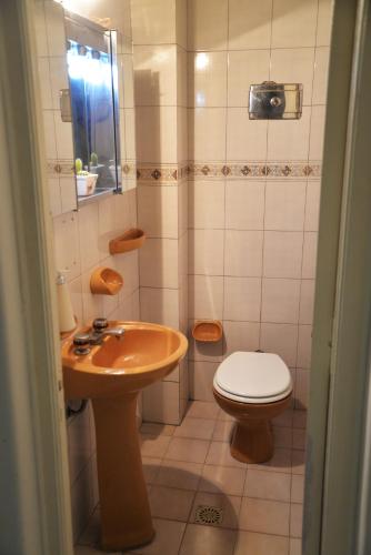 a bathroom with a toilet and a sink at HOSTEL KUYUK in Mendoza