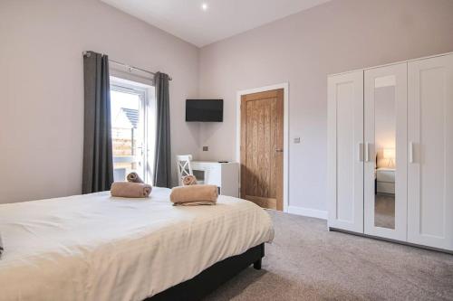 ein Schlafzimmer mit einem großen Bett mit zwei Kissen darauf in der Unterkunft Hoxne Cottages - Rose Cottage with private hot tub in York