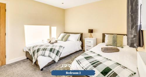 2 camas en un dormitorio con ventana en Cockermouth - 3 Bedroom, Sleeps 10 Garden - JRR Stays, en Cockermouth