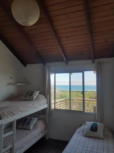 une chambre avec deux lits superposés et une fenêtre dans l'établissement La posta de corumba, à La Paloma