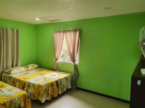 Cama o camas de una habitación en Adelle's Transient, spacious 3-bedroom homestay
