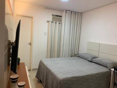 Apartamento bairro Praia do Canto na Reta da Penha tesisinde bir odada yatak veya yataklar