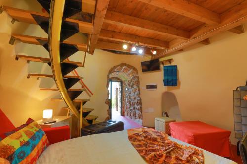 een woonkamer met een wenteltrap in een huis bij Antico Trullo Salentino in Salve