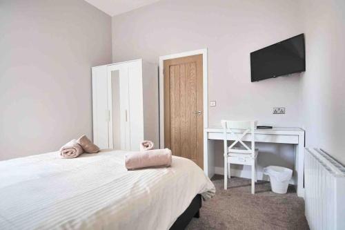 Телевизор и/или развлекательный центр в Hoxne Cottages - Poppy Cottage with private hot tub