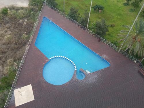 una vista aérea de una piscina en OceanView Apartment, en La Manga del Mar Menor