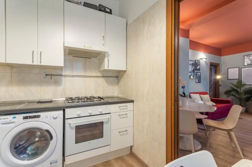 a kitchen with a washer and a washing machine at View Luxury Duomo in Milan