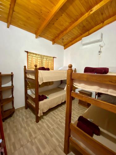 um quarto com 2 beliches e uma janela em Cabañas Aranderay em Puerto Esperanza