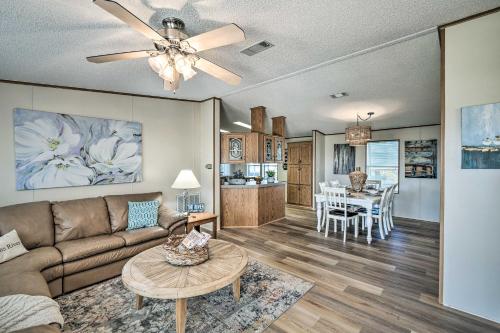 Χώρος καθιστικού στο Sunny Waterfront Welaka Home with Private Dock!