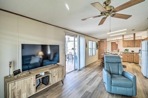 Η κουζίνα ή μικρή κουζίνα στο Sunny Waterfront Welaka Home with Private Dock!