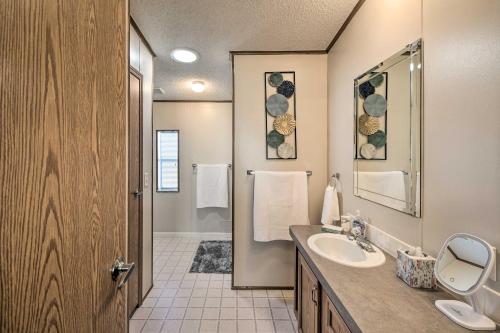 Ένα μπάνιο στο Sunny Waterfront Welaka Home with Private Dock!