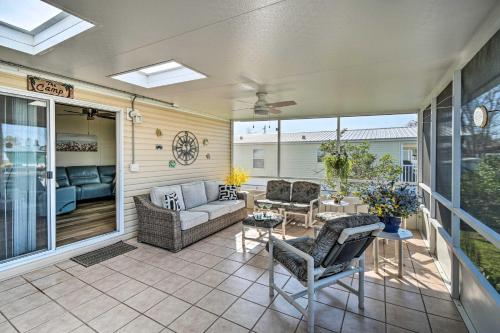 Μπαλκόνι ή βεράντα στο Sunny Waterfront Welaka Home with Private Dock!