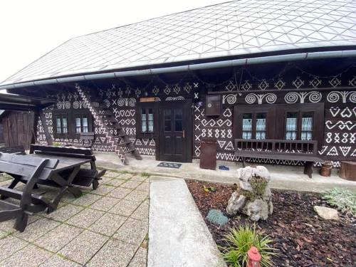チチュマニにあるMaľovaná drevenička v Čičmanochのピクニックテーブル付きの建物