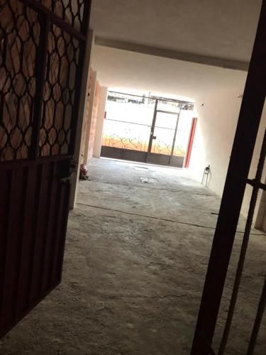 an empty room with a door and a window at Departamento con Terraza LOBO in Cholula