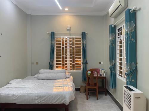 een slaapkamer met een bed en een raam bij Bun Homestay in Battambang