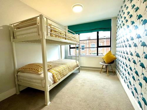 Voodi või voodid majutusasutuse Stunning New 2 Bedroom Apartment - Next to the Beach - Great Location - FREE Parking - Fast WiFi - Smart TV - sleeps up to 4! Close to Purbeck, Corfe Castle, Sandbanks, Poole & Bournemouth toas