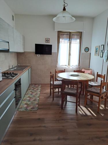 a kitchen and dining room with a table and chairs at Appartamento LA SPOLA in Ortona