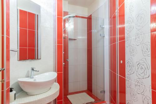 a bathroom with a sink and a shower at Oniro Luxury Villas in Toroni