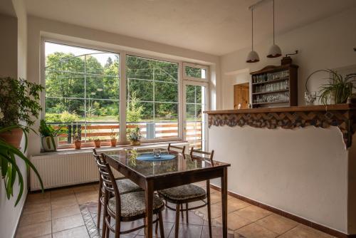 貝德日霍夫的住宿－Pension Styl，一间带桌椅和窗户的用餐室