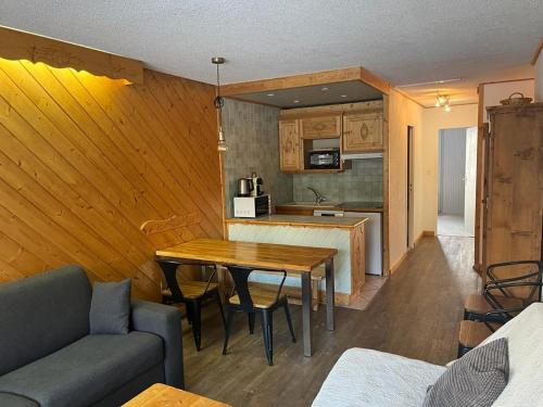 MyHome - Moutières B2 17 - Grand 2 pièces traversant au Val Claret, 4 à 6 persにあるキッチンまたは簡易キッチン