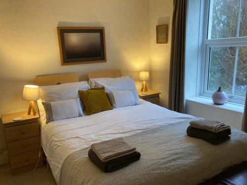 Un dormitorio con una cama con dos toallas encima. en Bodwyn house, en Dolgellau