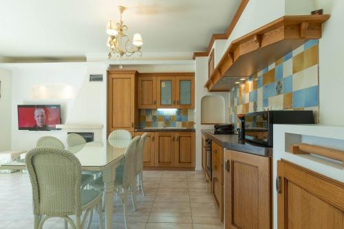 a kitchen with a dining room table and chairs at Oniro Luxury Villas in Toroni