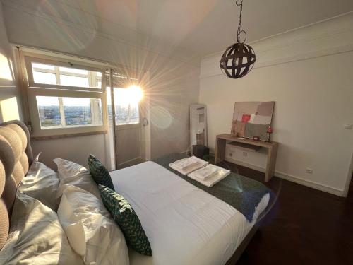 リスボンにあるBarao Apartment by Trip2Portugalのベッドルーム(大型ベッド1台、窓付)