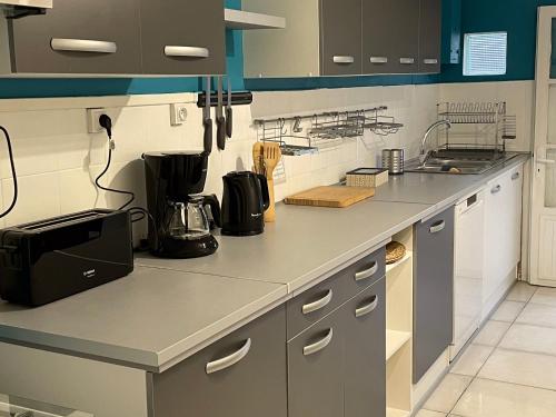 a kitchen with a counter top with a counter top at Chez KAKINE in La Plaine des Palmistes