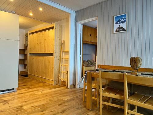 - une cuisine avec une table et un réfrigérateur dans la chambre dans l'établissement Tignes - 2 pièces, balcon sud, wifi, à 500m des pistes - FR-1-449-166, à Tignes