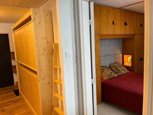 une chambre avec un lit et un lit superposé dans l'établissement Tignes - 2 pièces, balcon sud, wifi, à 500m des pistes - FR-1-449-166, à Tignes