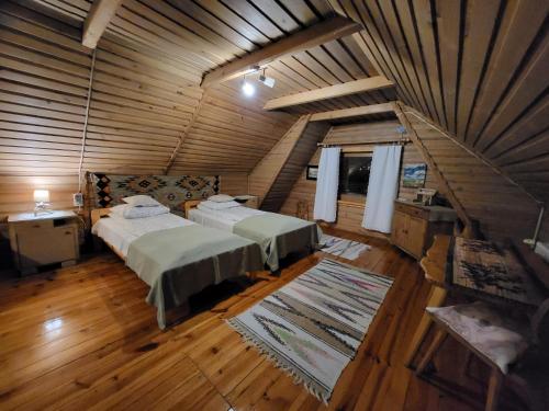 ザコパネにあるWilla Redykołkaの木造家屋内のベッドルーム(ベッド2台付)