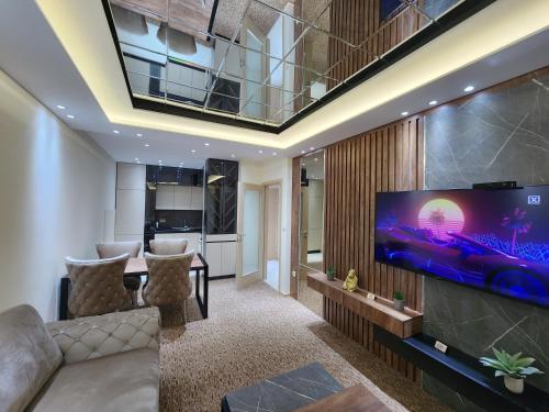 un soggiorno con una grande TV a schermo piatto di Harmony Apartments a Podgorica