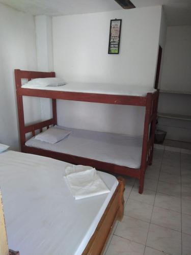 מיטה או מיטות קומותיים בחדר ב-Canadian House Tolú