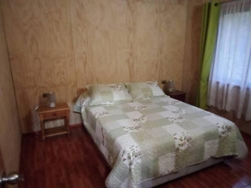 En eller flere senge i et værelse på Cabaña “El Radal”. Sector Carewe, Licán Ray