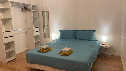 um quarto com uma cama com duas toalhas em Baie du mont saint michel - 6 personnes - Spa privatif em Roz-sur-Couesnon