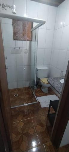 a bathroom with a shower and a toilet at Hospeda Maresias quartos in Maresias
