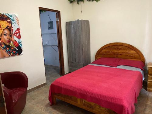 Studio Unit in Beautiful Resort في El Mangote: غرفة نوم بسرير وبطانية حمراء