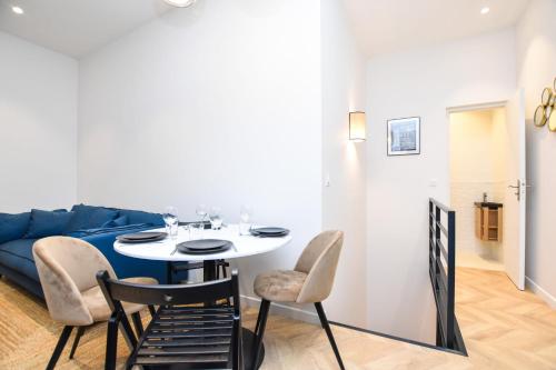 巴黎的住宿－Charming appart-6P-Sacré-Cœur Pigalle- PARIS 9，一间带桌椅和沙发的用餐室