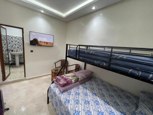 - une chambre avec des lits superposés et un miroir dans l'établissement Dar Chrif, à Marrakech