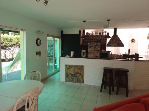 a kitchen and living room with a table and chairs at Habitación Dulce Descanso in Ezeiza