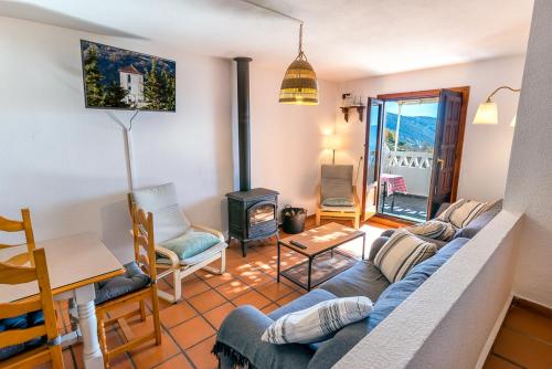 uma sala de estar com um sofá e um fogão em Apartamento Casa Manuela en Capileira - Alpujarra em Capileira