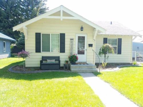 a white house with a porch and a lawn at Mi Casa, Tu Casa in Rupert