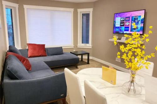 Televisyen dan/atau pusat hiburan di NairaVilla: upscale accommodation for groups