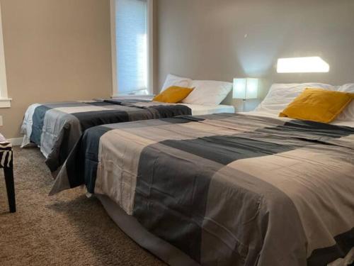 2 Betten nebeneinander in einem Zimmer in der Unterkunft NairaVilla: upscale accommodation for groups in Regina