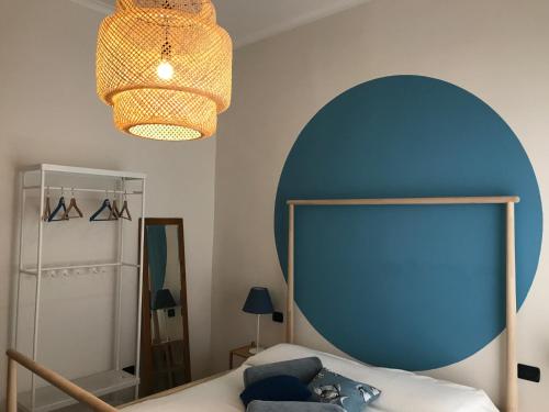ein Schlafzimmer mit einem blauen Spiegel und einem Bett in der Unterkunft Naples in the history 4M in Neapel