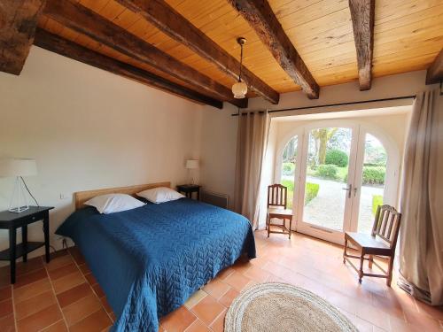 Saint-Bazile-de-Meyssac的住宿－Maison d'amis du Manoir de Saint-Bazile，一间卧室设有一张床和一个大窗户
