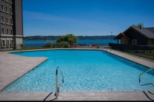 Πισίνα στο ή κοντά στο Penthouse en primera línea del Lago Villarica
