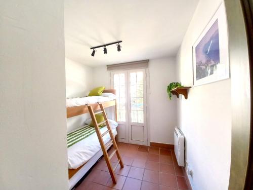 a room with two bunk beds and a window at Plaza Andalucía Edificio Salvia in Monachil