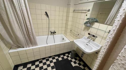 uma casa de banho com uma banheira, um lavatório e um chuveiro em Schwendi-Blueme em Heiligenschwendi